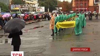 У Дніпропетровську поховали 21 неопізнаного бійця, що загинули під Іловайськом