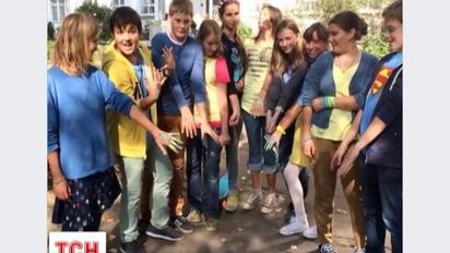 Ученики одной из московских школ на уроки пришли в желто-голубой одежде