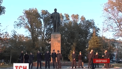 В Бердянске милиция помешала повалить Ленина