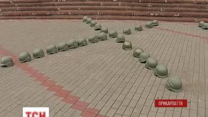 Розпродаж кевларових шоломів просто неба влаштували прикарпатські волонтери