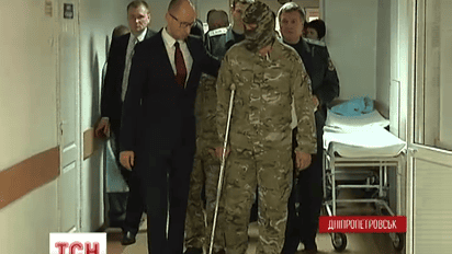 Яценюк и Аваков наградили героев, которые вырвались из окружения под Иловайском