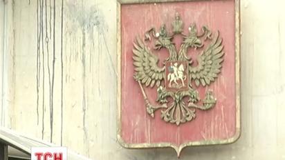 Погромлене Російське посольство в Києві почали відчищати від наслідків гніву людей