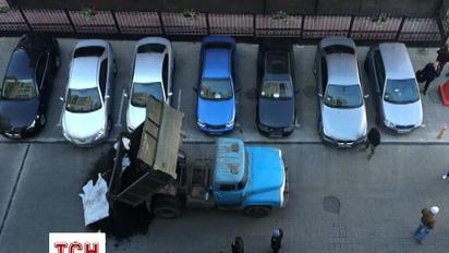 В дворі офісу "1+1" молодики в балаклавах висипали землю із сухим перегноєм