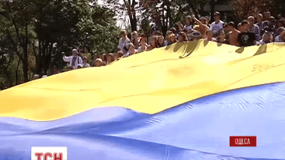 Одесситы пронесли огромный сине-желтый флаг по Потемкинской лестнице