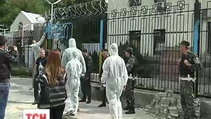 Российское посольство в Киеве стало желто-голубым