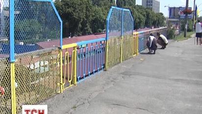 Святошинский мост в столице покрасили в цвета флага