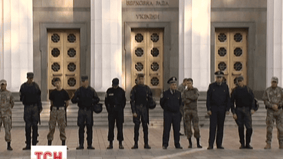 Правоохоронці взяли Верховну Раду у щільний квадрат