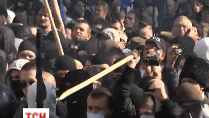 Під Верховною Радою лунали вибухи, билися кийками та ланцюгами