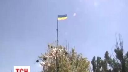 Военные подняли украинский флаг над Славянском