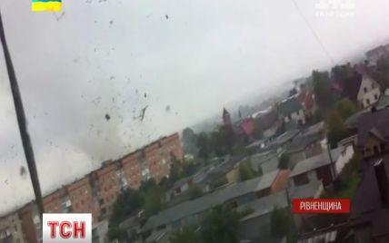 Смерч на Рівненщині зривав дахи з будинків і ламав дерева