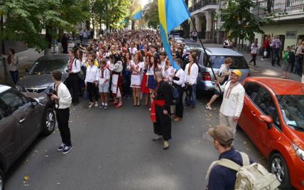 В Украине прошли марши мира: люди вышли в вышиванках и с требованиями прекратить войну