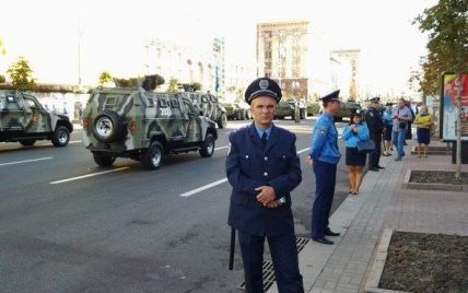 Міліція оточила Хрещатик, а кияни у вишиванках активно йдуть на парад до Дня Незалежності