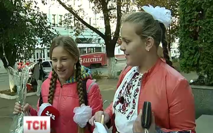 На День учителя дети передают цветы и открытки педагогам, которые ушли воевать за Украину