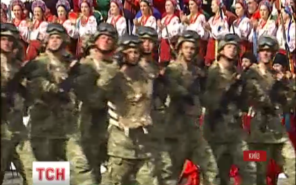 Кияни та гості столиці прийшли на парад до Дня Незалежності, щоб підтримати українських військових