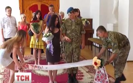 У Дніпропетровську одружився контужений боєць, якого кохана чекала півроку із зони АТО