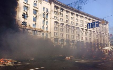 На Майдане милиционеры пострадали под "дождем" брусчатки от активистов