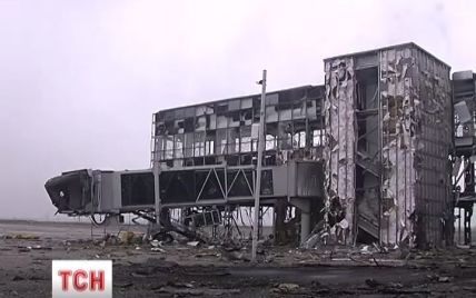 Террористы на Донбассе воюют между собой и не прекращают обстреливать аэропорт в Донецке
