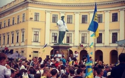 В Одесі пам'ятник Дюку "приміряв" вишиванку до Дня Незалежності