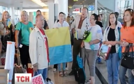 В российском аэропорту "Шереметьево" люди в вышиванках спели гимн Украины