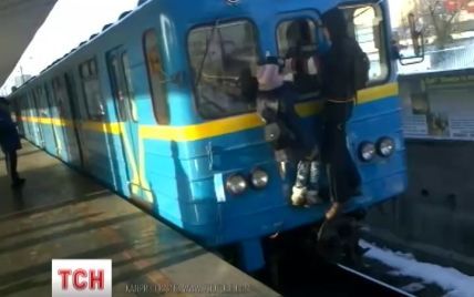 В Киеве набирает популярность экстремальный "зацепинг", который калечит подростков