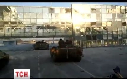 После безумного ночного обстрела аэропорта боевики открыли огонь по Донецку