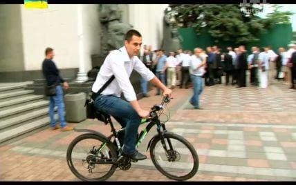 Один з наймолодших депутатів ВР їздить на роботу на велосипеді