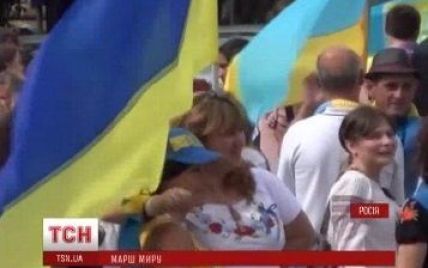 Мир под флагами Украины объединился в марше мира против воинственной России