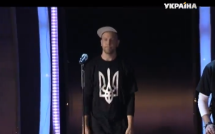 Дорн вышел в футболке с трезубцем и спел украинскую песню на "Новой волне"