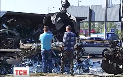 В Киеве фура с металлоломом чудом не разбила авто