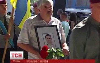 У Києві в останню путь провели колишнього редактора ТСН, який загинув в зоні АТО