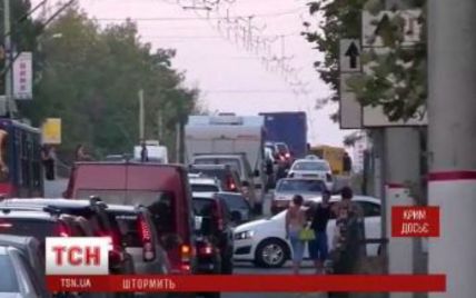 Через шторм на Керченській переправі застрягли майже дві тисячі автомобілів