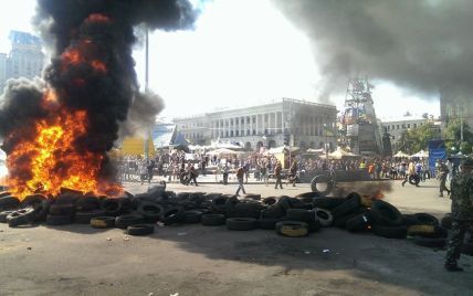 На Майдане горят шины и палатки, слышен звук сирен