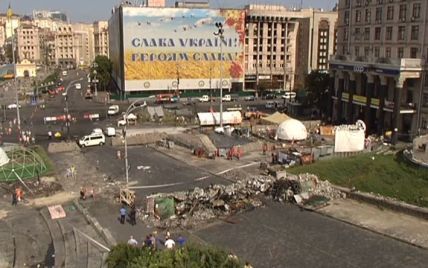 В центрі Києва зі штурханиною триває демонтаж наметів та конструкцій