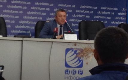 Экс-генпрокурора Махницкого забросали тортами на пресс-конференции