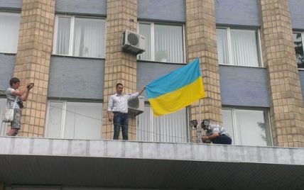 Силы АТО освободили Артемовск и Дружковку и подняли государственные флаги Украины