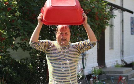Соліст ТІКа прийняв виклик в Ice Bucket Challenge від доньки Порошенка