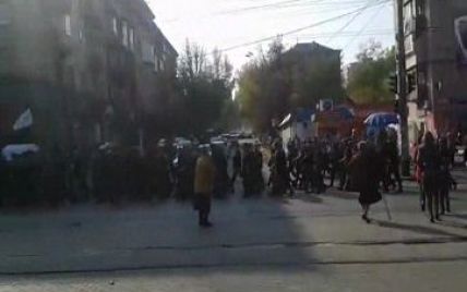 Появилось видео, как нацгвардейцы идут по Киеву к зданию АП