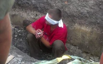 Под Луганском задержали наводчика террористов и посадили его в яму
