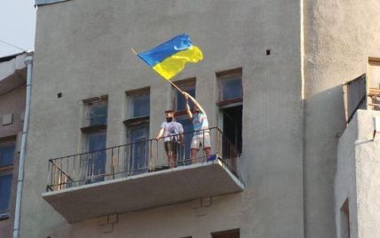 Жители Славянска встречают украинских солдат с государственными флагами в руках