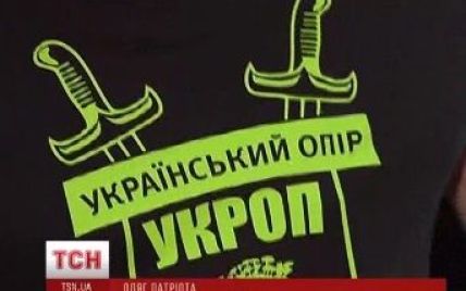 Київські дизайнери допомагають армії, продаючи патріотичні футболки для "укропів"