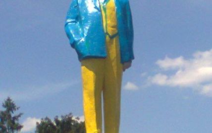 На Кіровоградщині Леніна пофарбували в жовто-блакитні кольори
