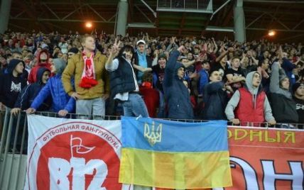 Белорусские фанаты поддержали Украину патриотическими лозунгами (видео)