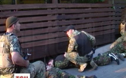 З'явилось відео звільнення київського кафе від озброєних "мешканців Майдану"