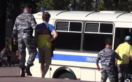 В Москве ОМОНовцы "упаковали" в автозаки участников прогулки в поддержку Украины