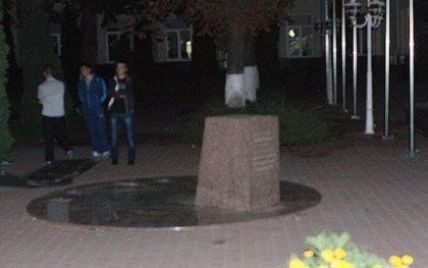 В Одессе сбросили с постамента "памятник Кивалову"