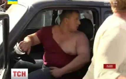Во Львове родственники бойцов АТО рвали одежду и крушили авто, требуя ротации