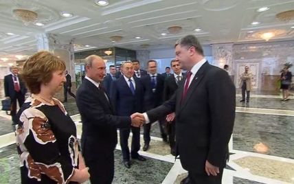 В Минске Порошенко и Путин обменялись рукопожатиями и пошли на переговоры по Донбассу