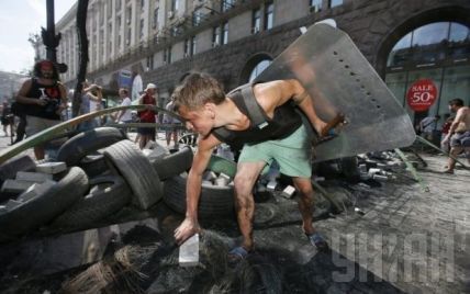 На Майдані "виросли" нові барикади зі сміття та шин: готуються до штурму