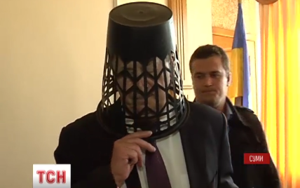 Trash Bucket Challenge: мусорник на голове временного главы Сумской области и заявление об отставке