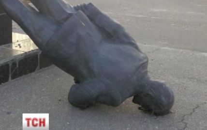 Ленинопад добрался до Луганщины: после падения Ленин остался "живым"